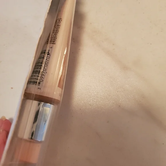 Revlon Candid Foundation - Picture 5 of 6